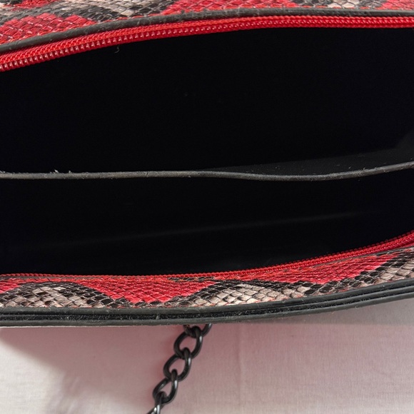 Affordable Fashion Finds Red and Gray Snake Print Shoulder Bag - Picture 6 of 7